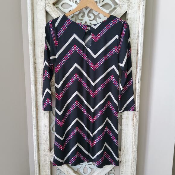 Bongo Women's Junior 3/4 Sleeve Shift Midi Dress in Black & Pink Chevron - Picture 7 of 7